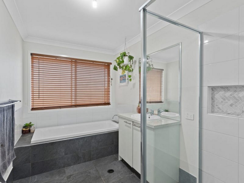 17 Skyline Drive, Withcott QLD 4352