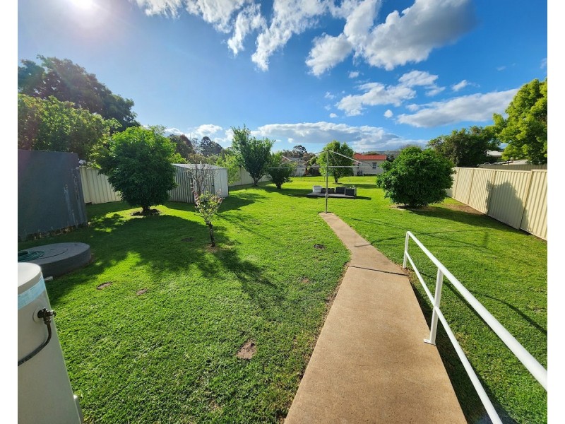 8 Nolan Street, Crows Nest QLD 4355