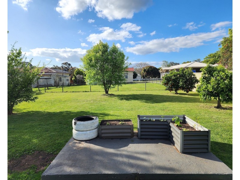 8 Nolan Street, Crows Nest QLD 4355