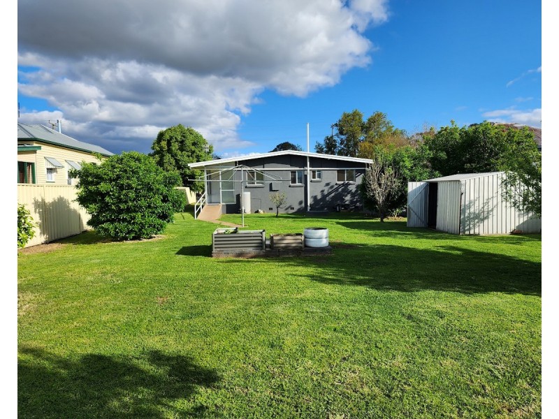 8 Nolan Street, Crows Nest QLD 4355