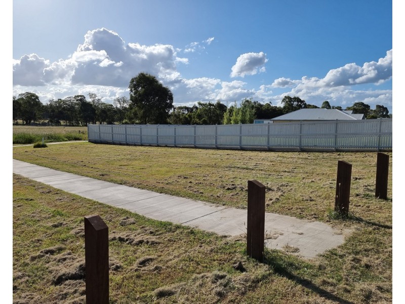 19 Parkland Drive, Crows Nest QLD 4355