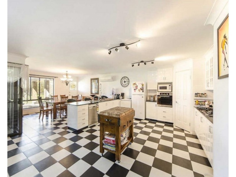 8 Legend Drive, Adare QLD 4343