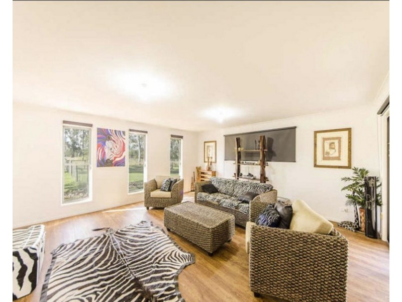 8 Legend Drive, Adare QLD 4343