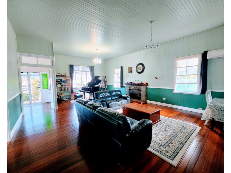 4 James Street, Crows Nest QLD 4355