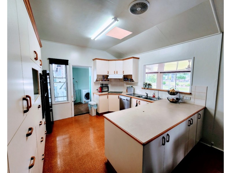 4 James Street, Crows Nest QLD 4355