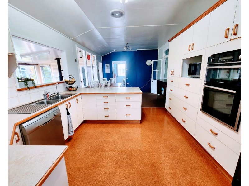 4 James Street, Crows Nest QLD 4355
