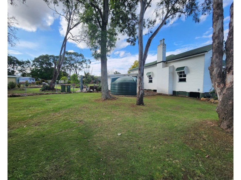 4 James Street, Crows Nest QLD 4355