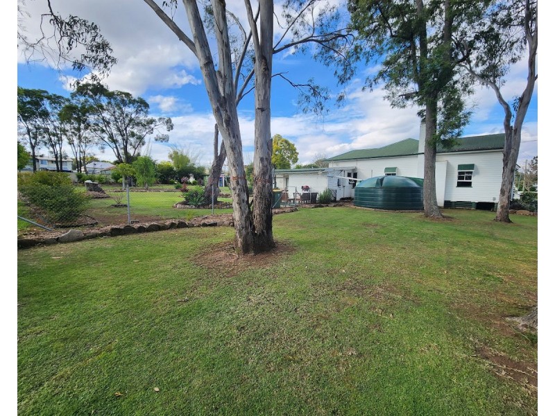 4 James Street, Crows Nest QLD 4355