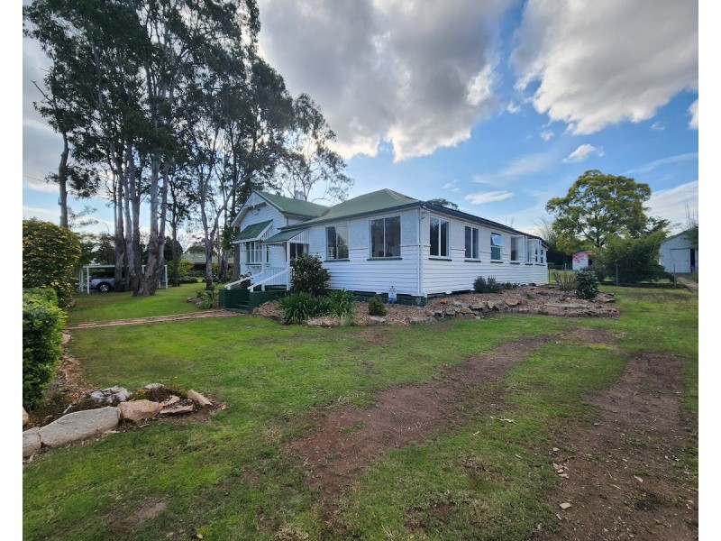 4 James Street, Crows Nest QLD 4355