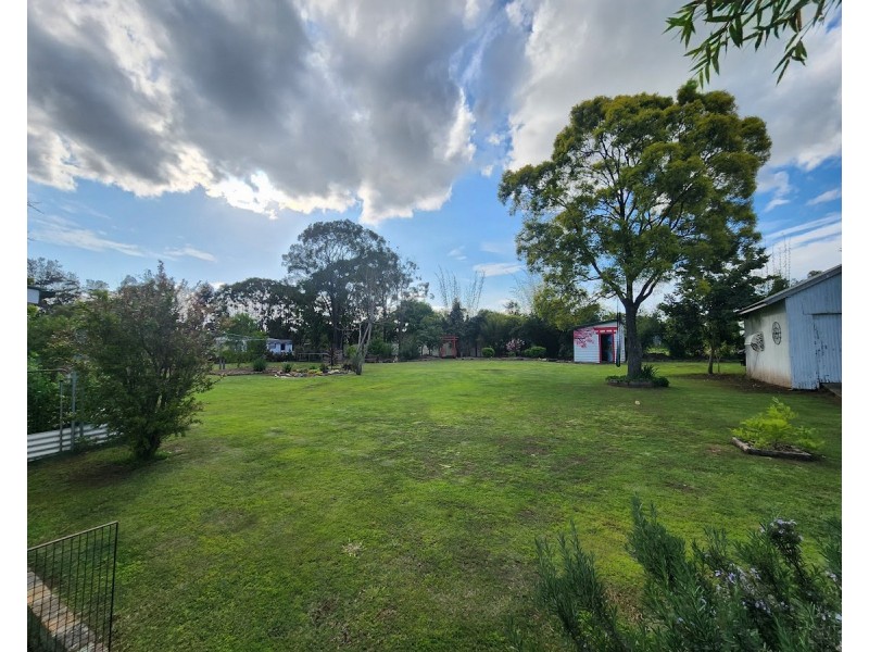 4 James Street, Crows Nest QLD 4355