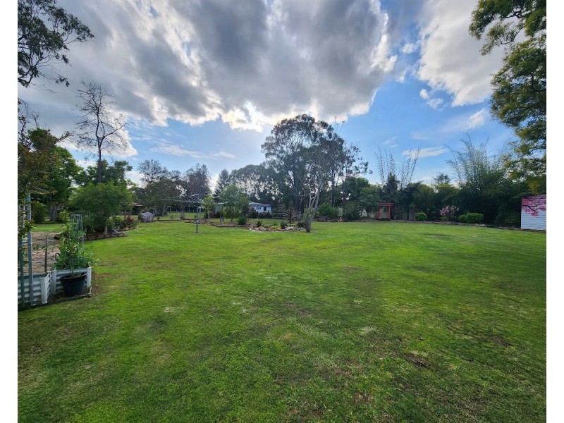 4 James Street, Crows Nest QLD 4355