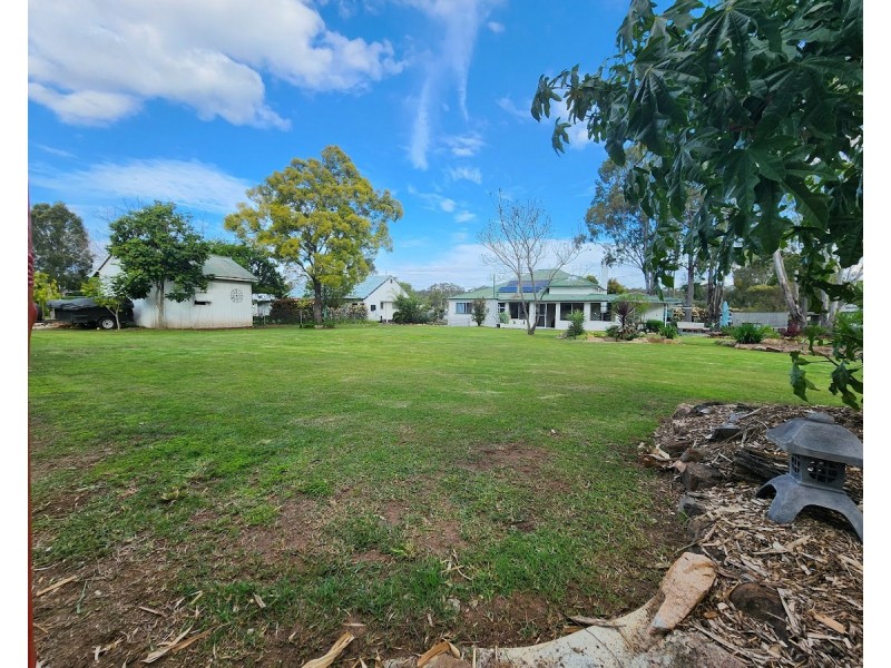 4 James Street, Crows Nest QLD 4355