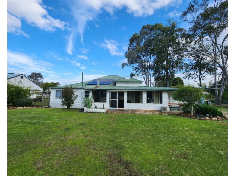 4 James Street, Crows Nest QLD 4355