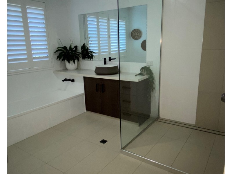 2 Clive Crescent, Withcott QLD 4352