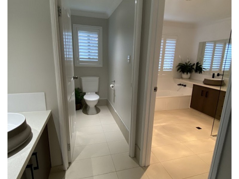 2 Clive Crescent, Withcott QLD 4352