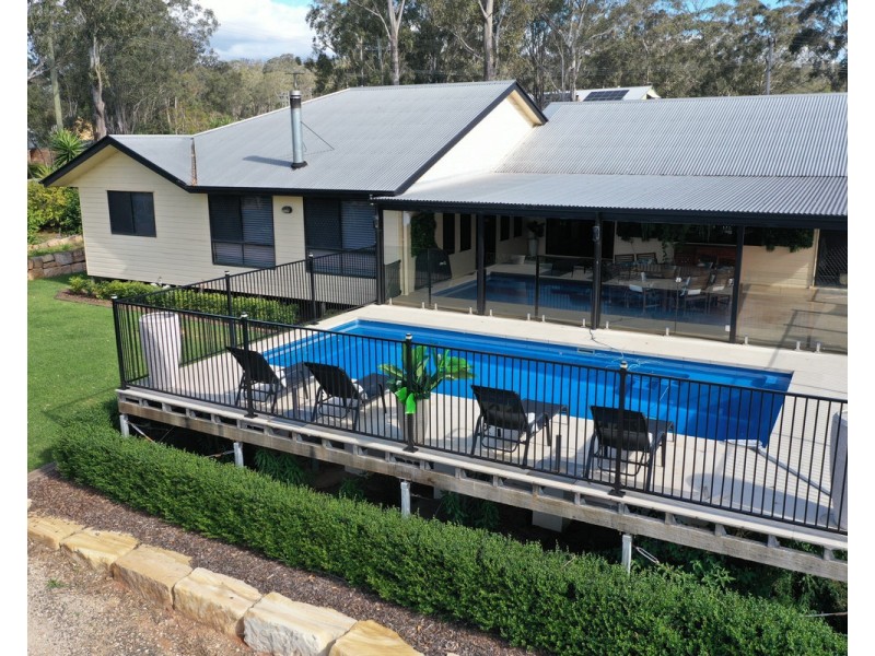 2 Clive Crescent, Withcott QLD 4352