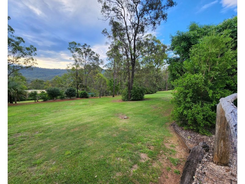 2 Clive Crescent, Withcott QLD 4352