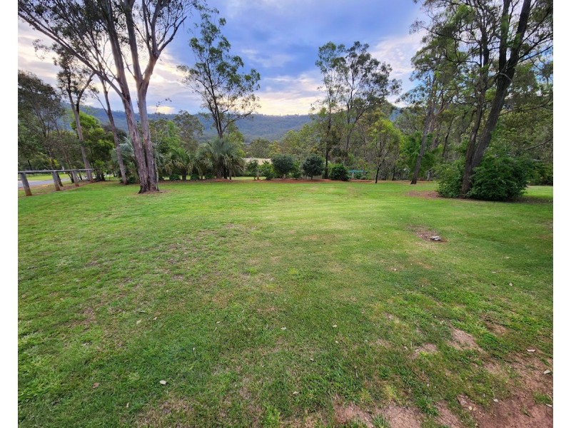 2 Clive Crescent, Withcott QLD 4352