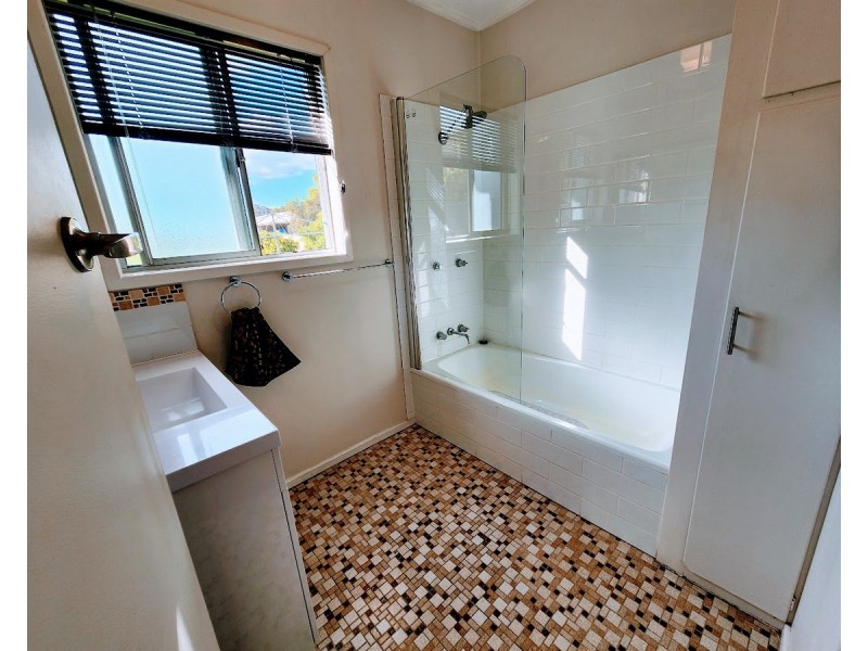 8 Nolan Street, Crows Nest QLD 4355