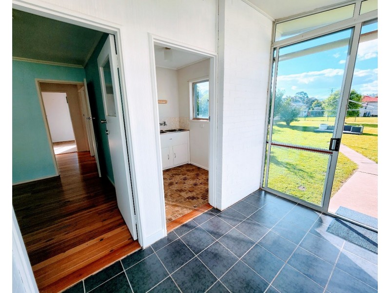 8 Nolan Street, Crows Nest QLD 4355
