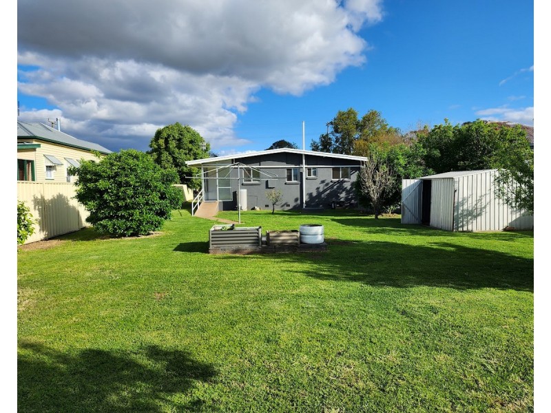 8 Nolan Street, Crows Nest QLD 4355
