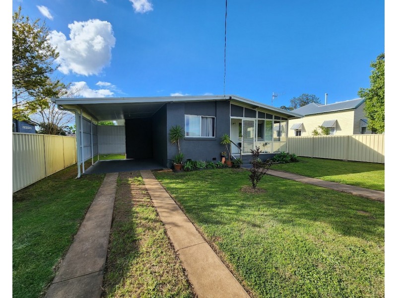 8 Nolan Street, Crows Nest QLD 4355
