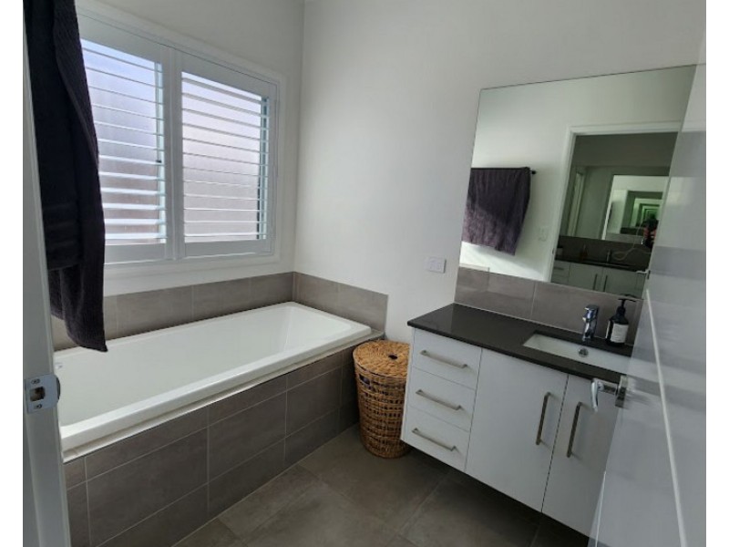 24 McGrory Drive, Kearneys Spring QLD 4350