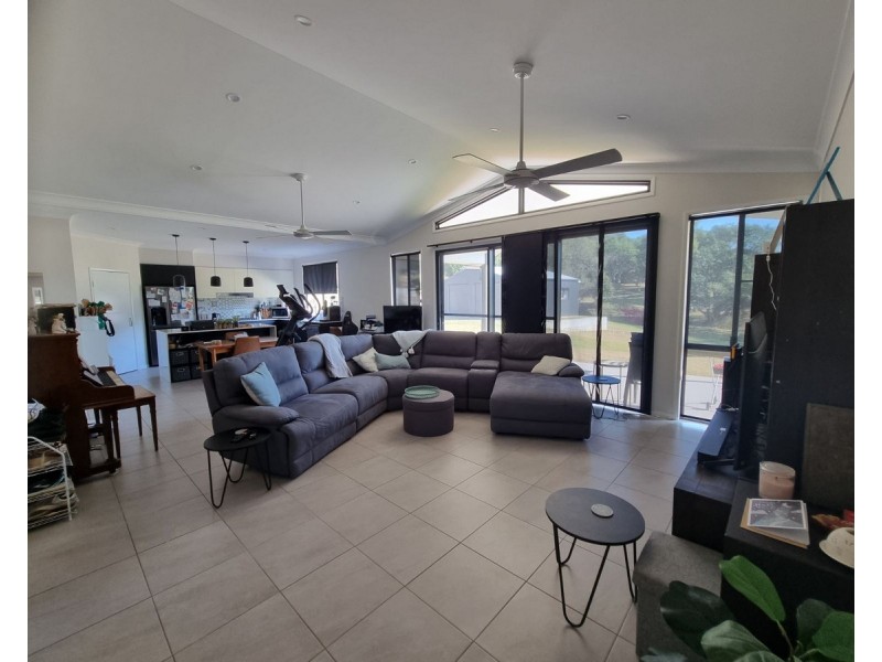 6 Bottle Tree Court, Withcott QLD 4352