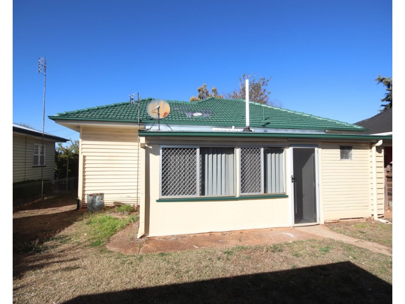 325 James Street, Newtown QLD 4350