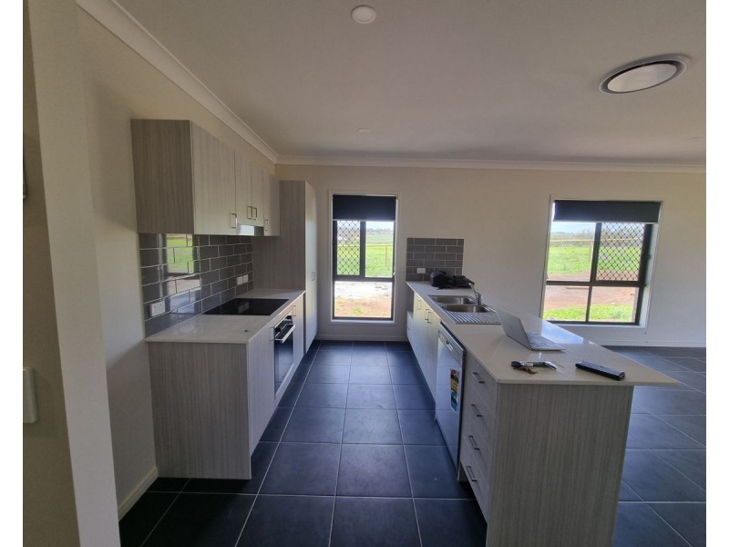 8 Willis Road, Meringandan West QLD 4352