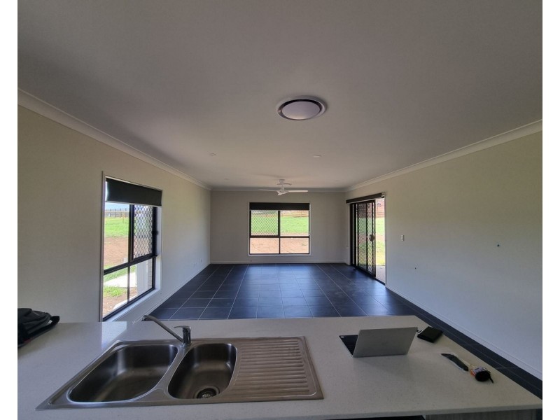 8 Willis Road, Meringandan West QLD 4352