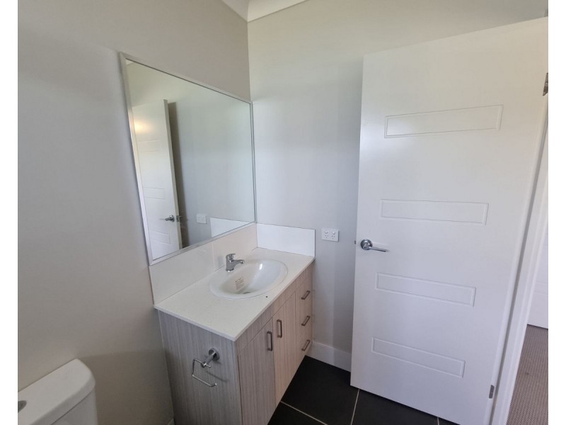 8 Willis Road, Meringandan West QLD 4352