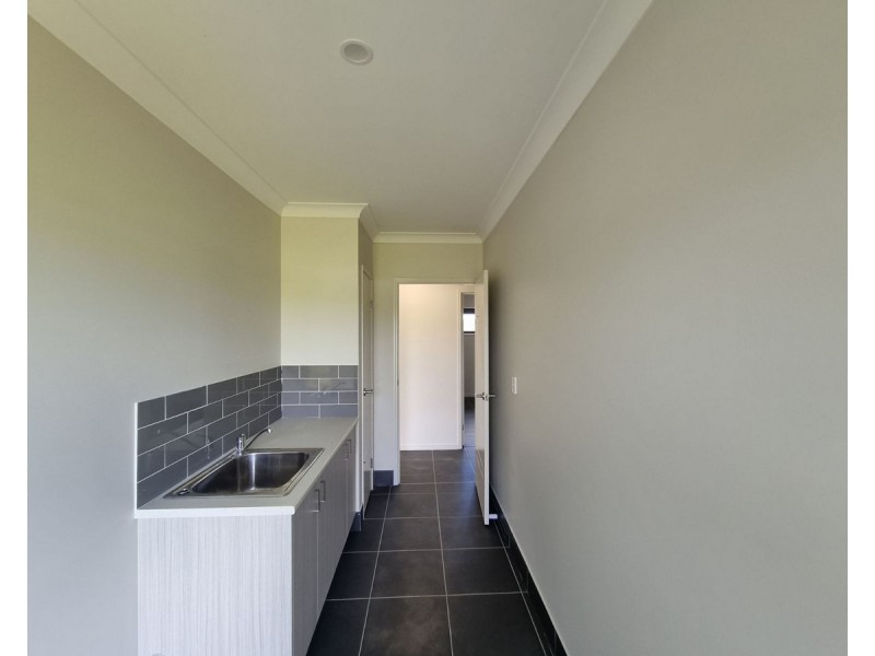 8 Willis Road, Meringandan West QLD 4352
