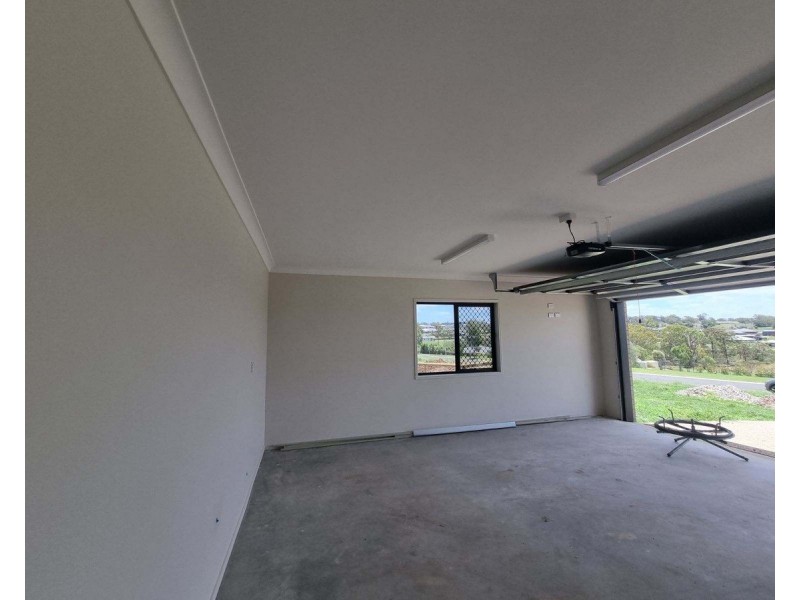 8 Willis Road, Meringandan West QLD 4352