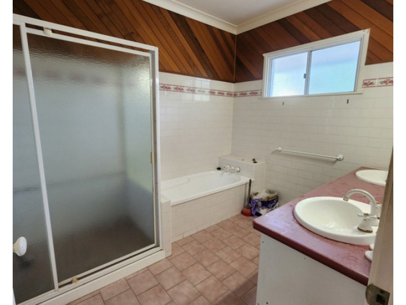 11 Shorelands Drive, Withcott QLD 4352