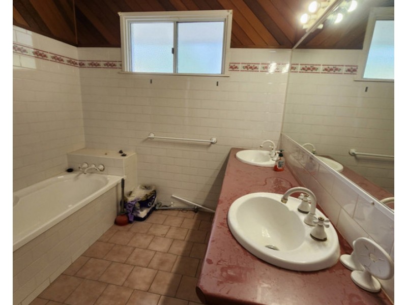 11 Shorelands Drive, Withcott QLD 4352