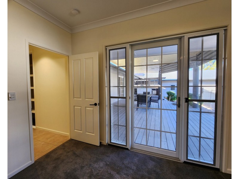 11 Shorelands Drive, Withcott QLD 4352