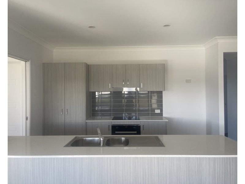 9 Aquila Drive, Meringandan West QLD 4352