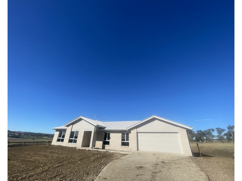 8 Aquila Drive, Meringandan West QLD 4352