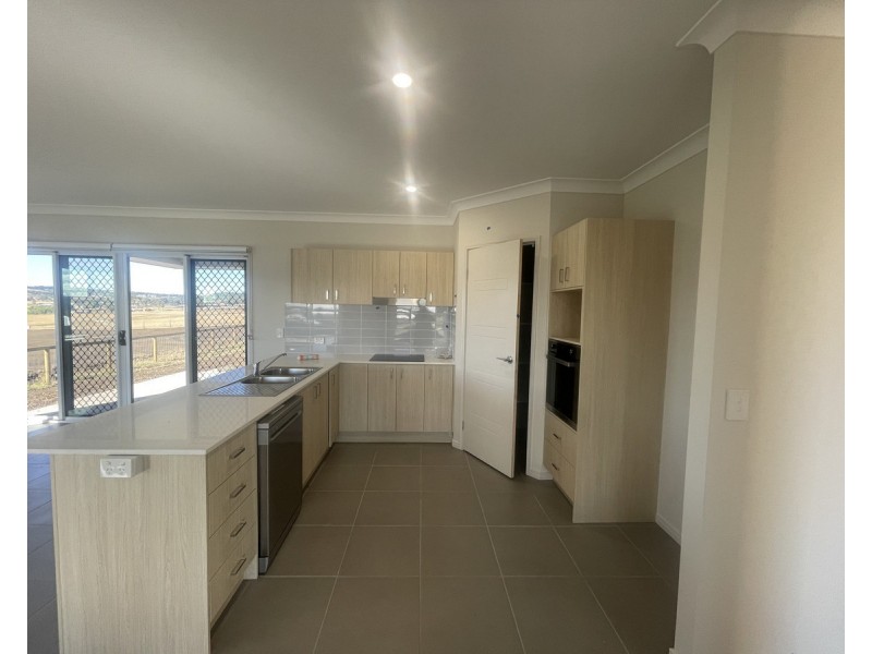 8 Aquila Drive, Meringandan West QLD 4352