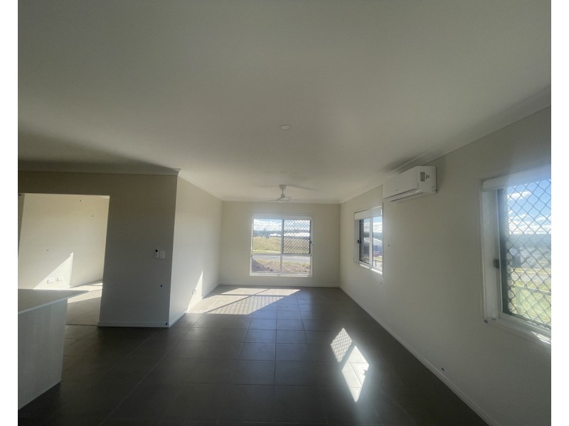 8 Aquila Drive, Meringandan West QLD 4352