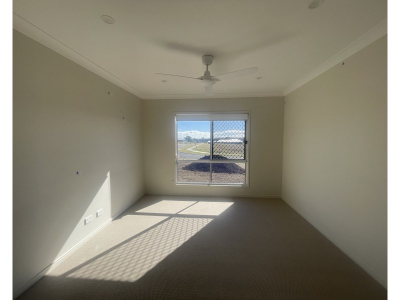 8 Aquila Drive, Meringandan West QLD 4352