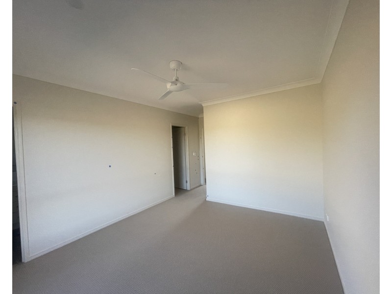 8 Aquila Drive, Meringandan West QLD 4352