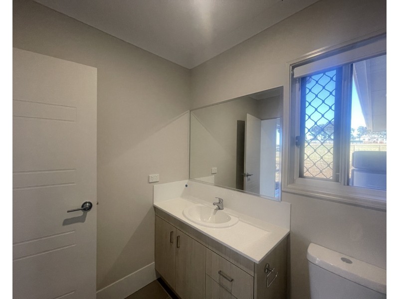 8 Aquila Drive, Meringandan West QLD 4352
