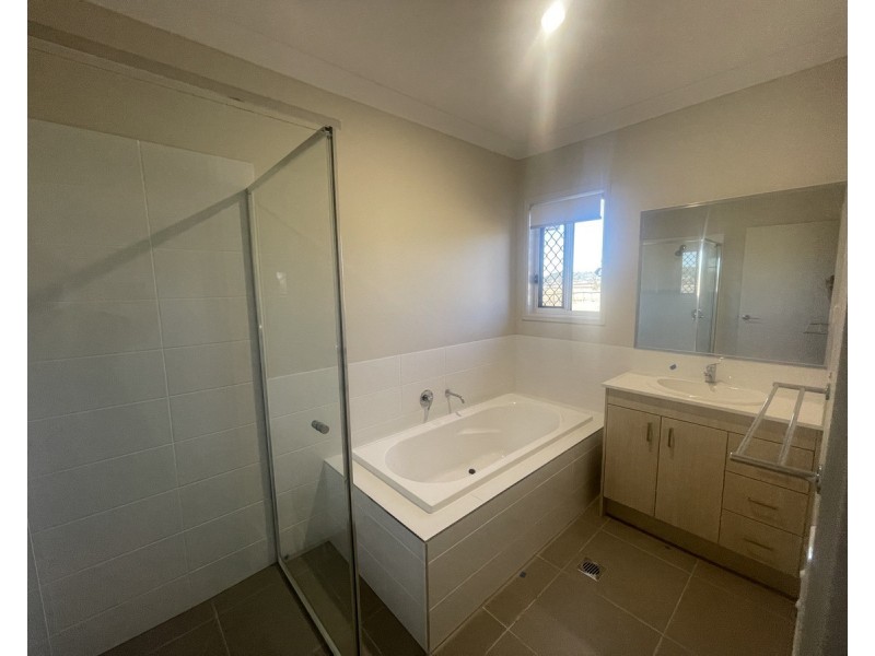8 Aquila Drive, Meringandan West QLD 4352