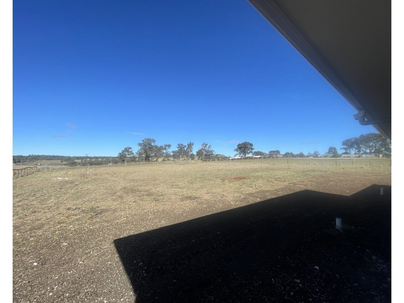 8 Aquila Drive, Meringandan West QLD 4352