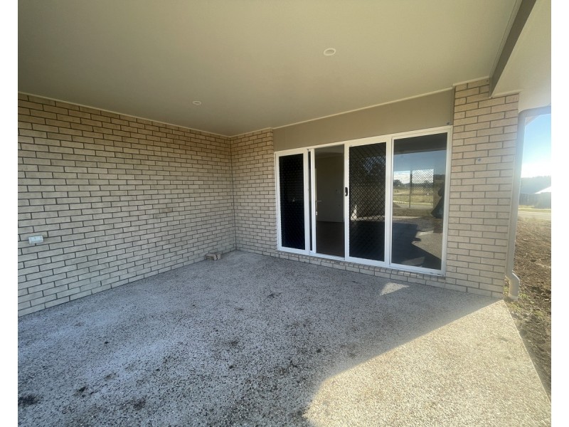 8 Aquila Drive, Meringandan West QLD 4352