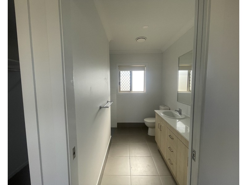 40 Aquila Drive, Meringandan West QLD 4352