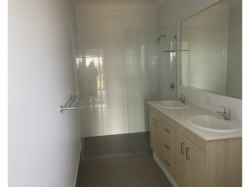 40 Aquila Drive, Meringandan West QLD 4352