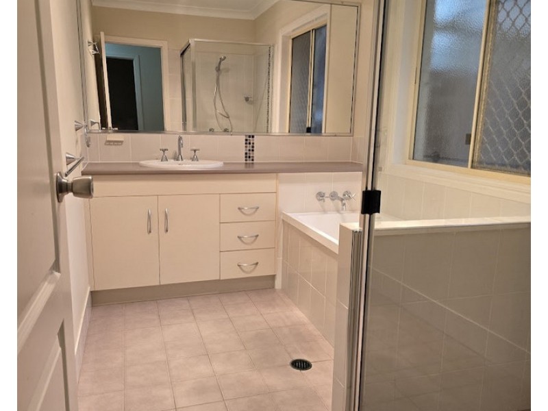 2/6 Vista Court, Withcott QLD 4352
